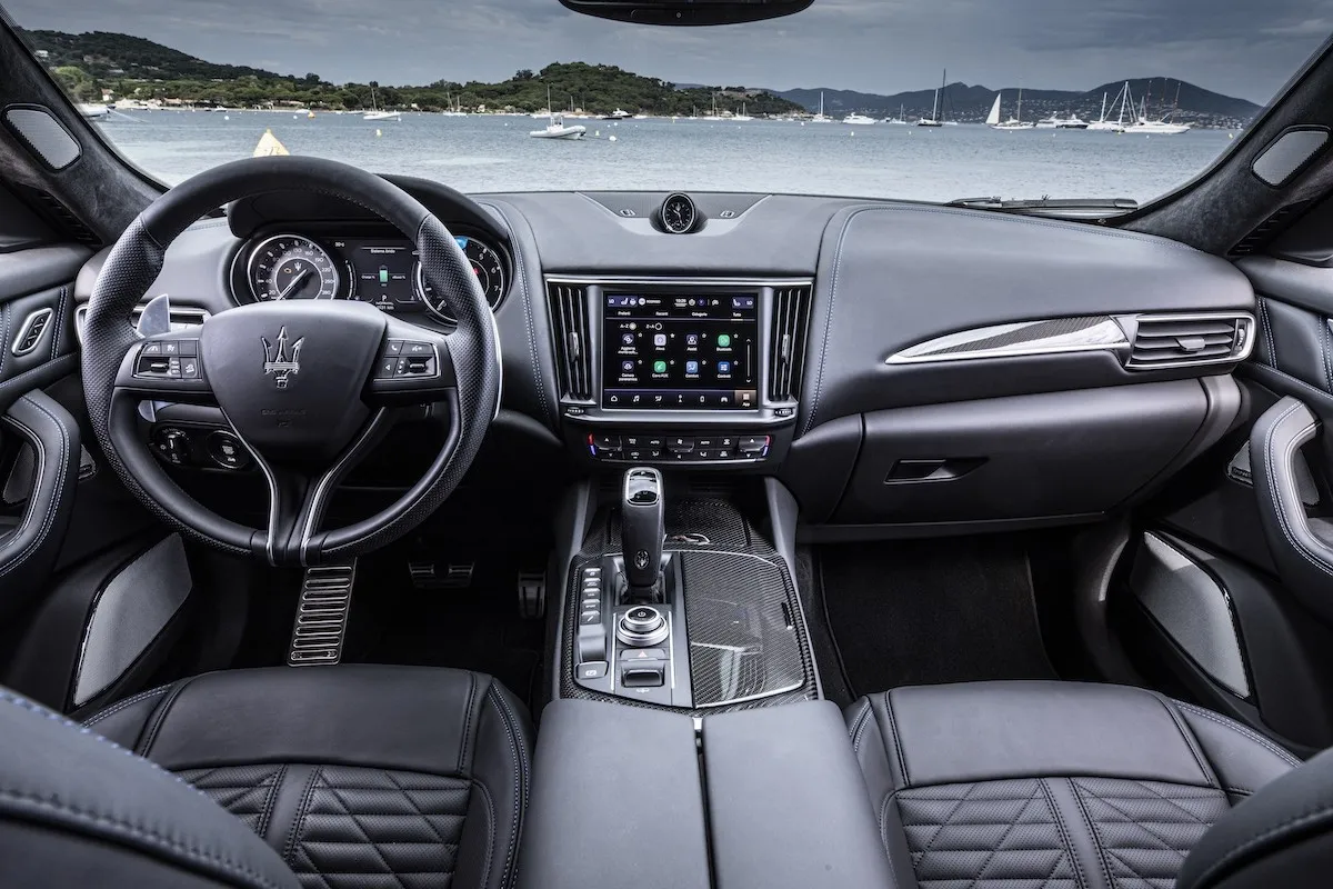 Innen kommt neben feinem Leder nun auch das Multimediasystem MIA zum Einsatz, das auf Android-Automotive-Basis läuft.